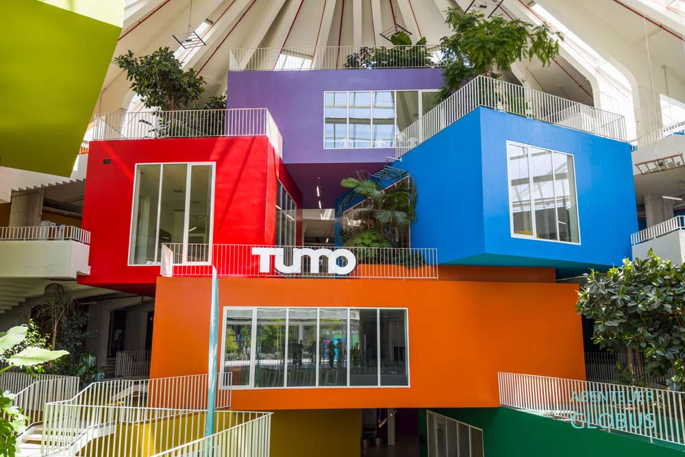 Bunte Boxen im Inneren der Pyramide von Tirana (Piramida e Tiranes) 