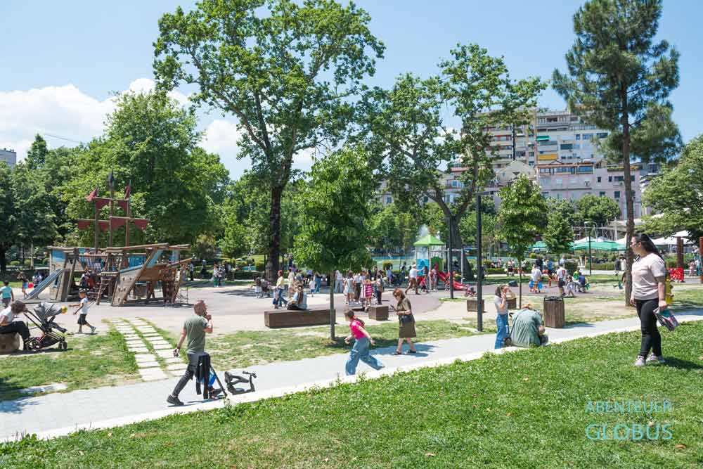Der Rinia-Park ist eine grüne Oase im Stadtzentrum von Tirana.
