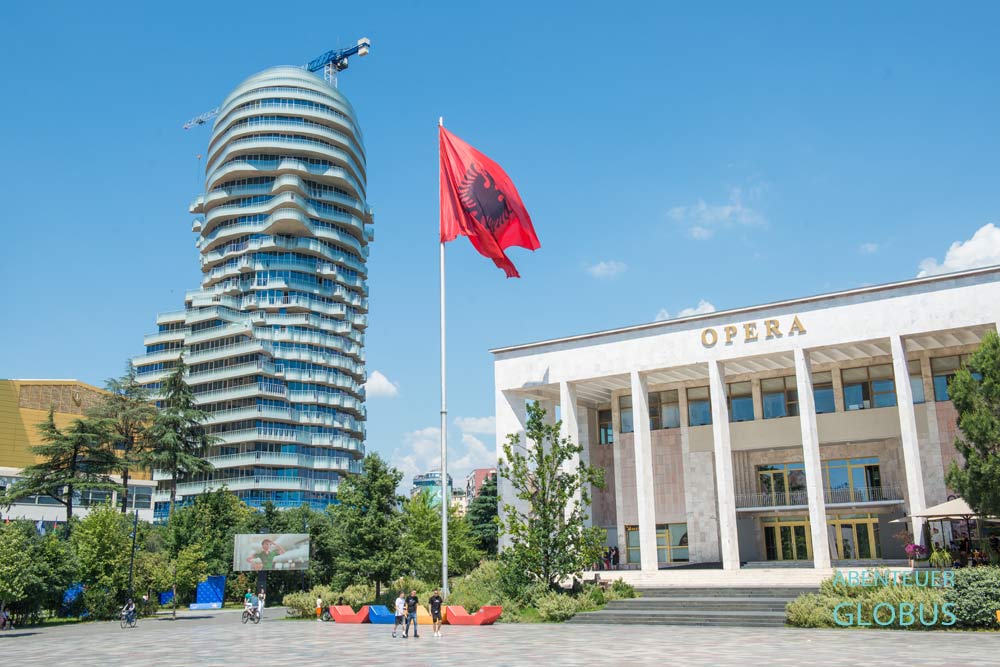 Tirana: Skanderbeg Head Building und Oper am Skanderbeg Platz