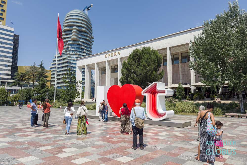 Tirana: I love Tirana Sign vor der Oper und Skanderbeg Head Building auf dem Skanderbeg-Platz