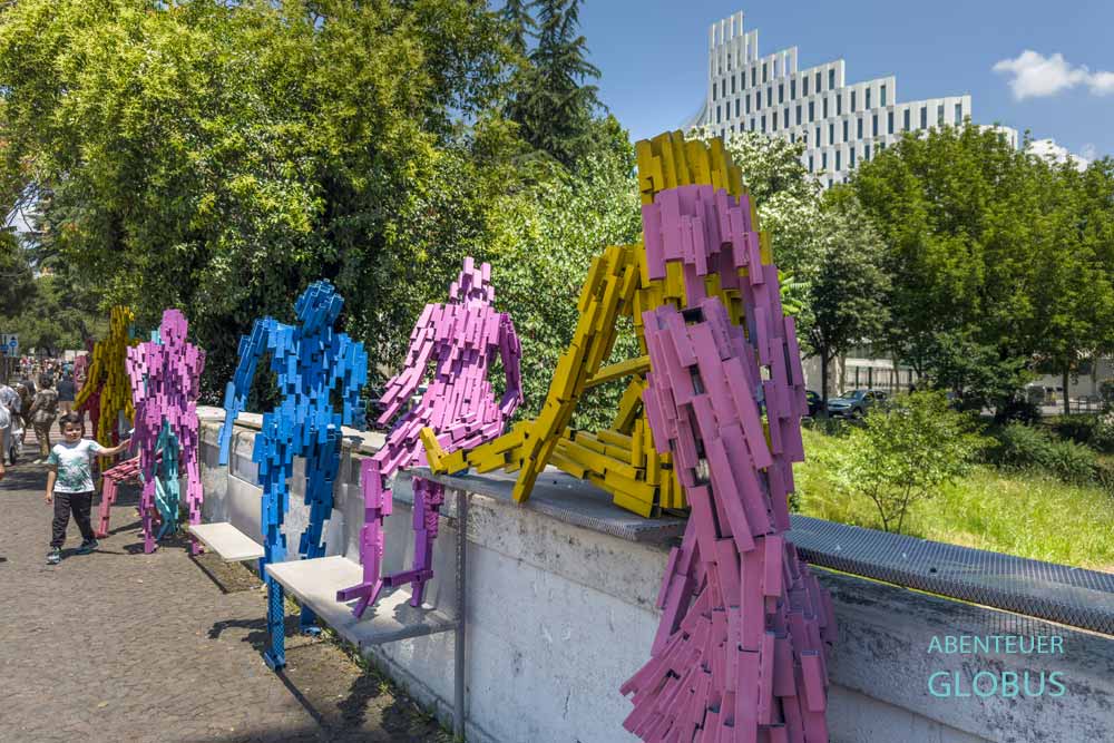 Im Zentrum von Tirana: bunte Kunstobjekte als Straßenkunst