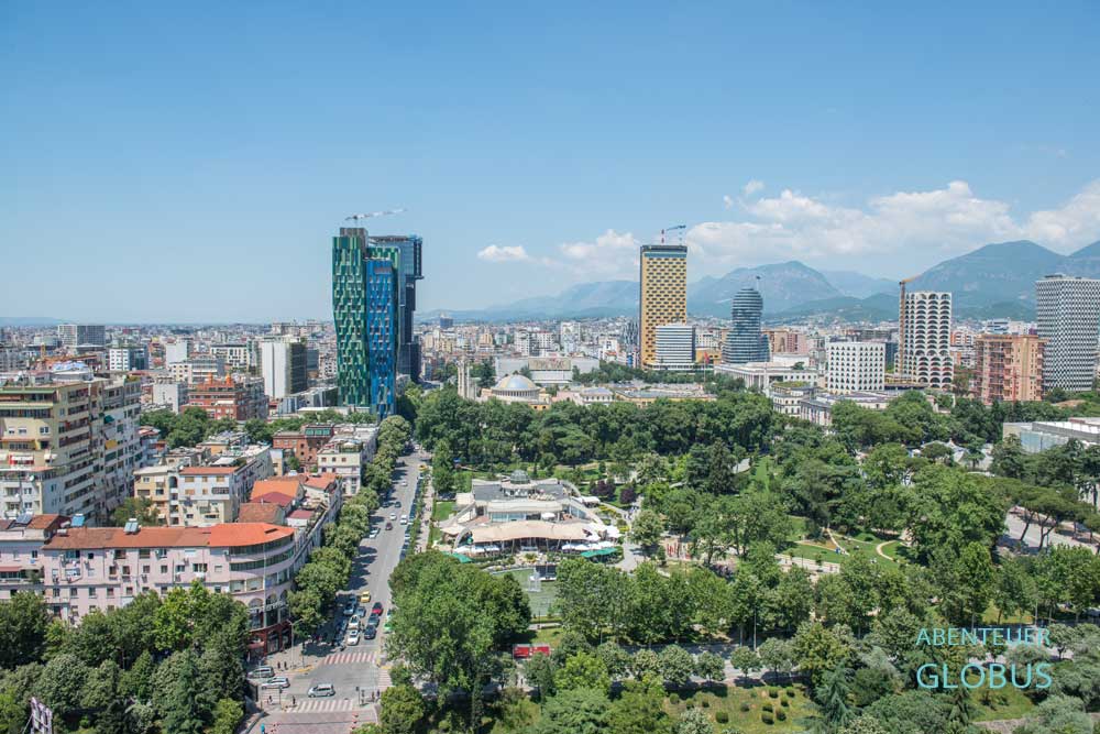 Blick auf die Innenstadt von Tirana vom Sky Tower