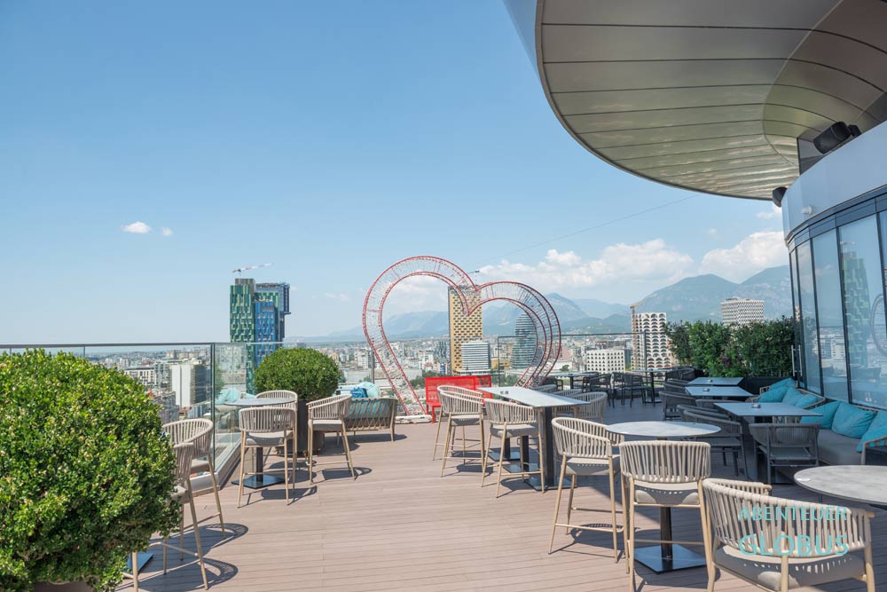 Tirana: Restaurant Sky Club im Sky Tower 