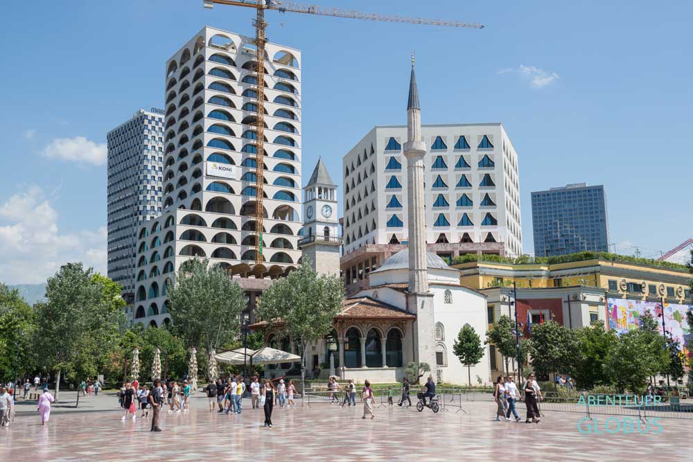 Uhrturm Kulla e Sahatit neben der Et’hem Bey Moschee am Skanderbeg-Platz