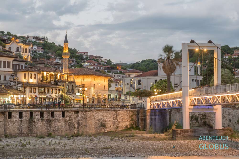 The Bachelors’ Mosque (Xhamia e Beqareve oder Junggesellenmoschee) im Viertel Mangalem