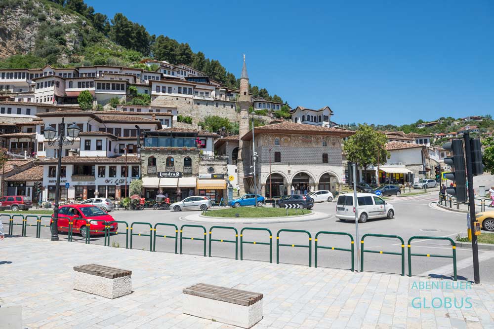Quartier Mangalem mit Bacherlors' Moschee und Kreisverkehr
