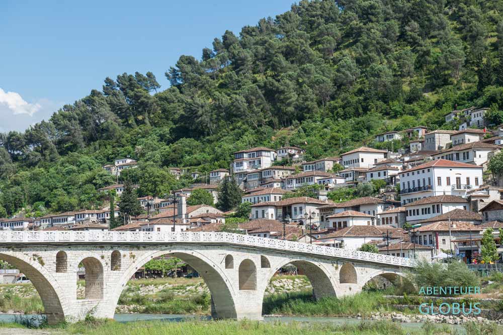 Berat: Stadtviertel Gorica mit der alten Bogenbrücke Gorica