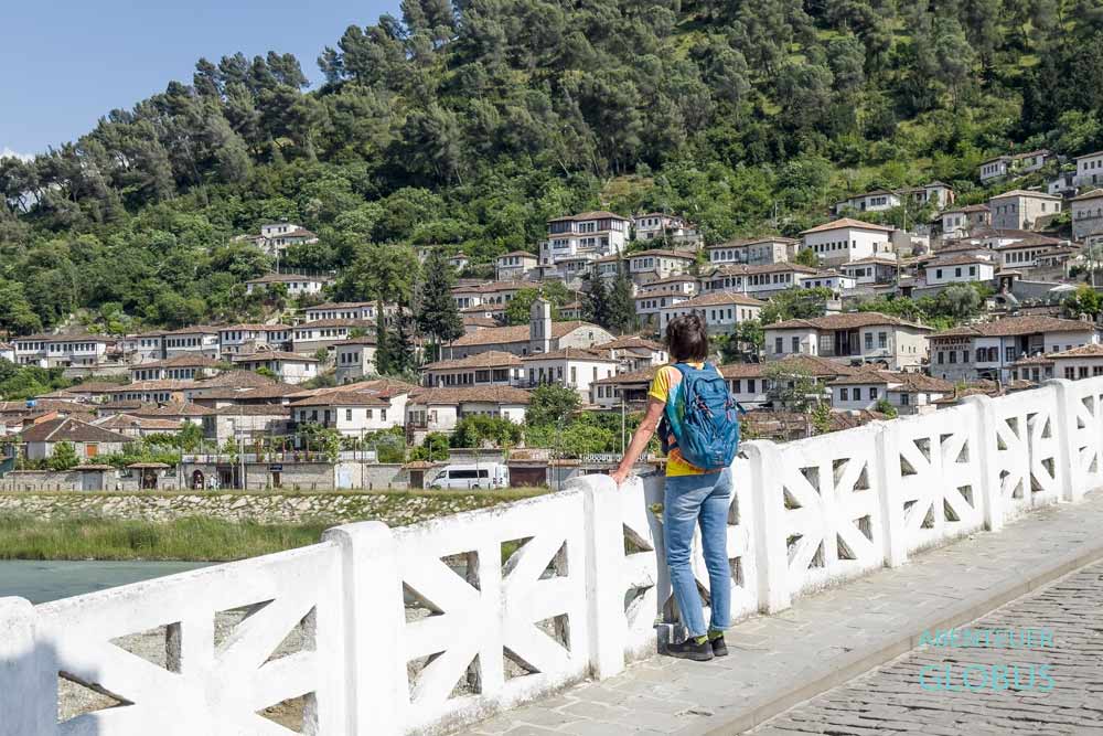 Steinbrücke Gorica (Ura e Gorices) auf das Viertel Gorica von Berat