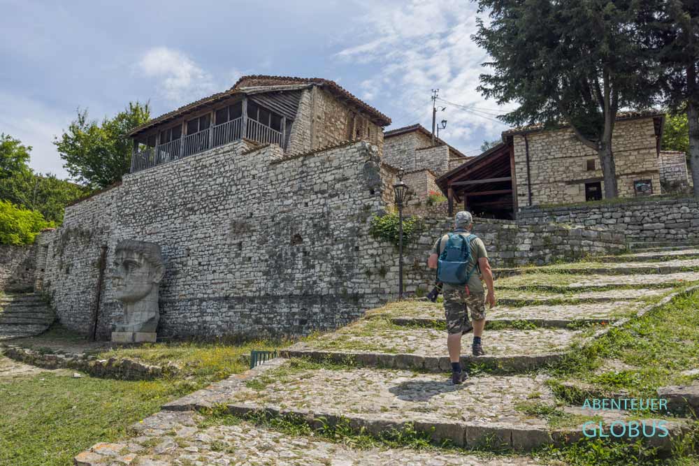 Berat, Burg Kalaja: Kopf vom römischen Kaiser Konstantin der Erste, Kirche St. Maria von Blachernae und Kirche St. Nikolaus
