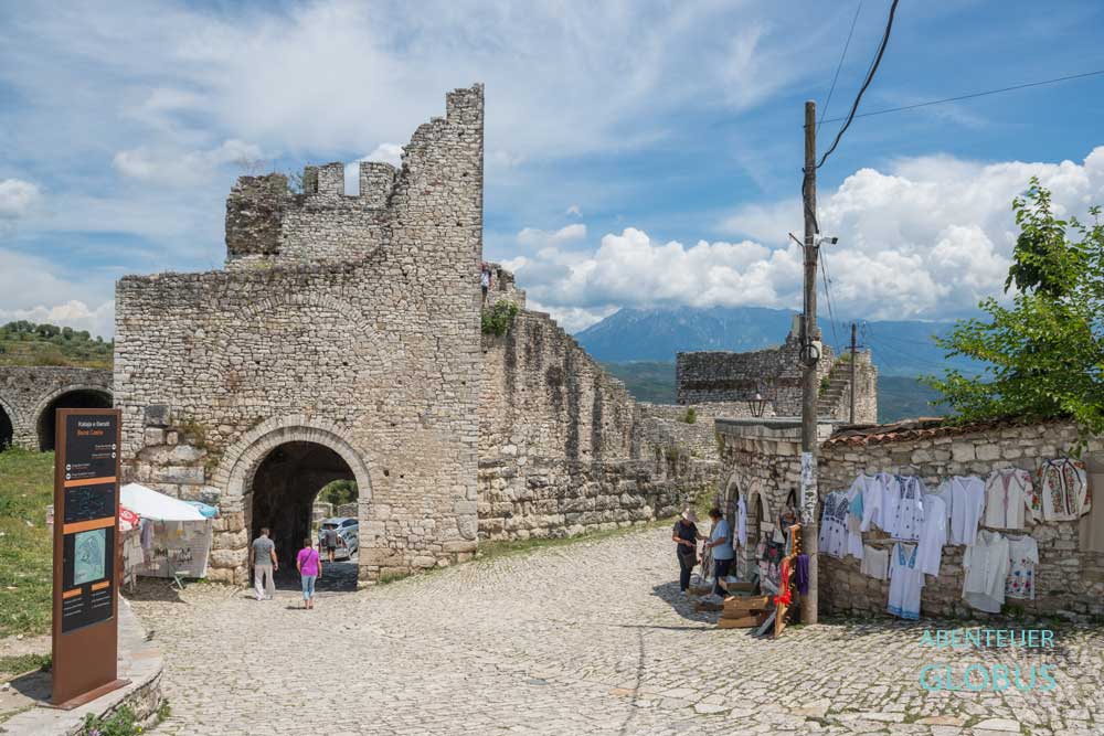 Burg von Berat: Haupttor und Festungsmauern