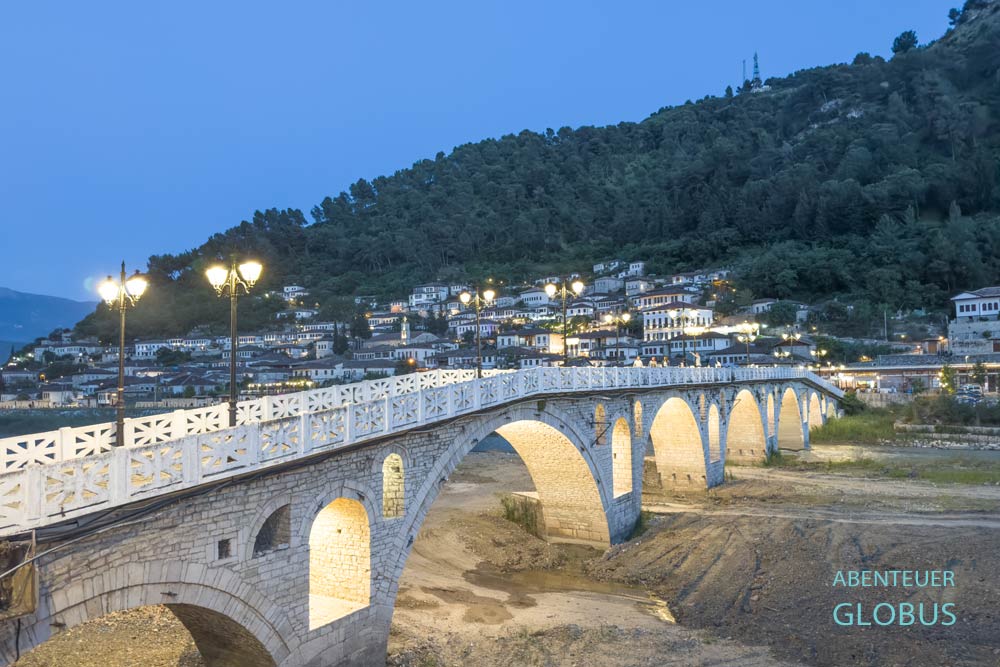 Historische Gorica-Brücke über den Fluss Osum in Berat