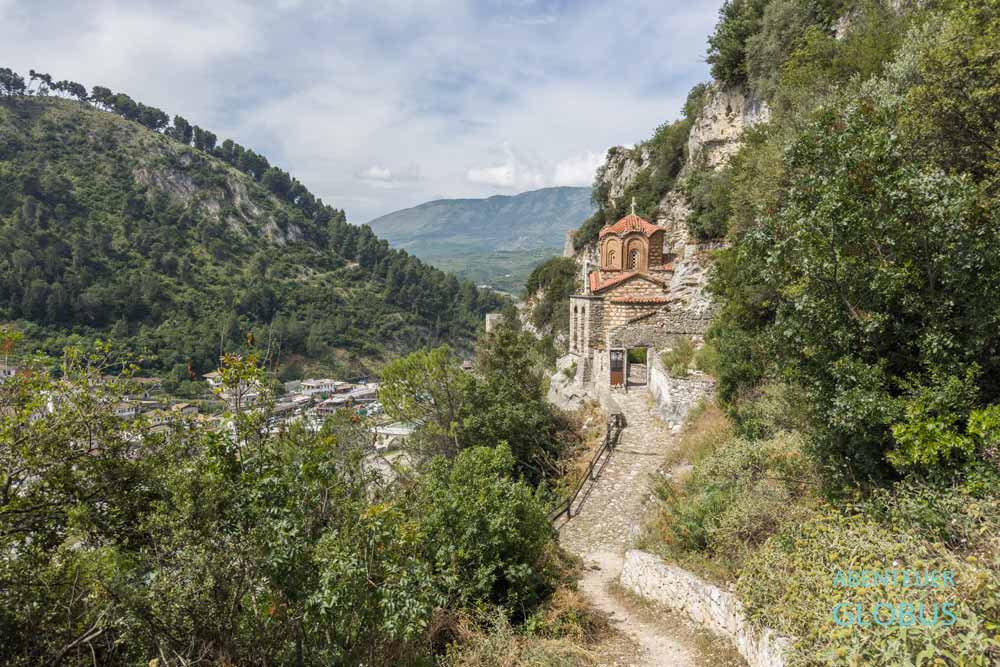 Aufstieg zur Burg Kalaja in Berat, vorbei an der Kirche des Hl. Michael 