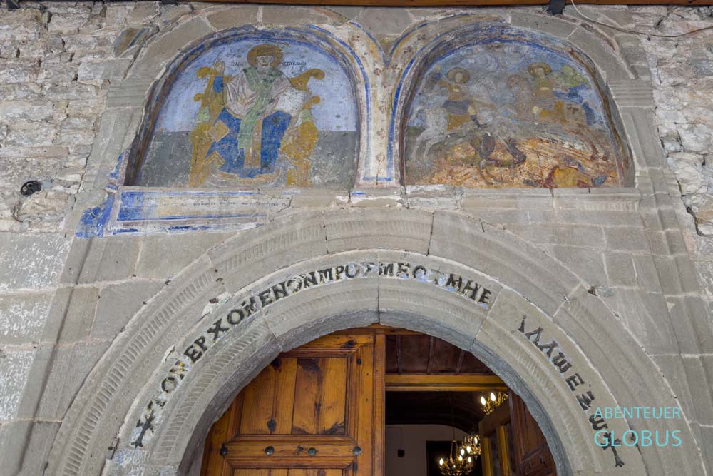 Wandgemälde über dem Eingang der Kirche des Hl. Spiridon 