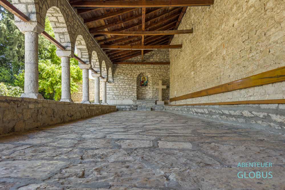 Gorica-Viertel: Säulengang der Kirche des Heiligen Spiridon 