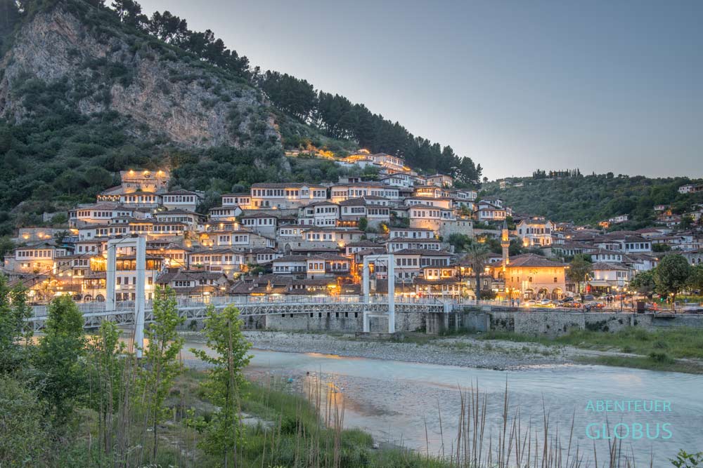 Stadtteil Mangalem und die moderne Brücke Ura e Varur, die den Fluss Osum überspannt.