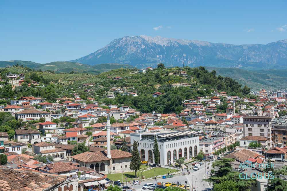 Berat: Blick auf das Zentrum mit Königsmoschee und das Tomorr-Gebirge im Hintergrund