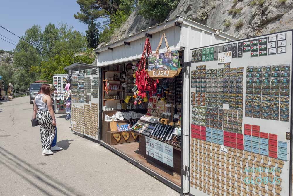 Souvenirstände am Weg zum Derwischkloster Blagaj