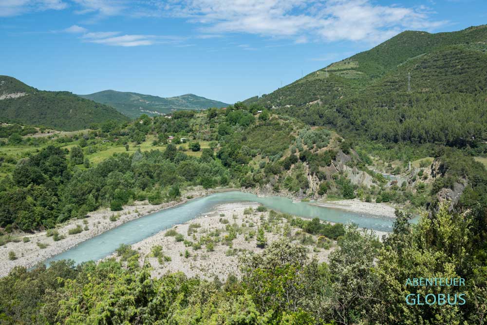 Anreise zum Osum Canyon: Flussbiegung des Osum bei Bogova (Bogove)