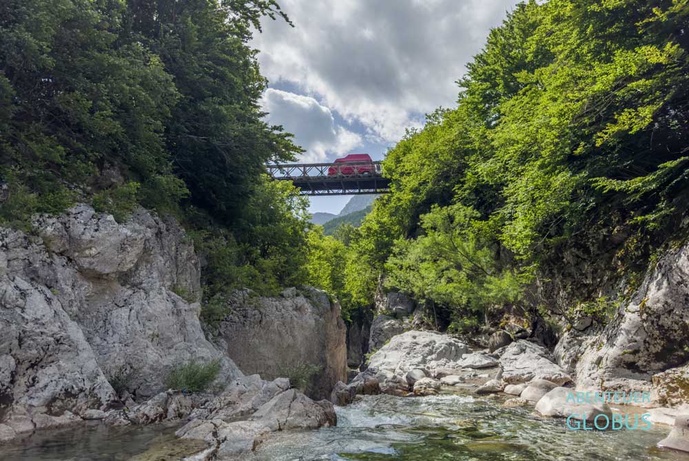 Anreise nach Selce vom Norden: Brücke über den Bashkimi Canyon (Kanioni i Bashkimit) nahe Abzweig nach Vermosh