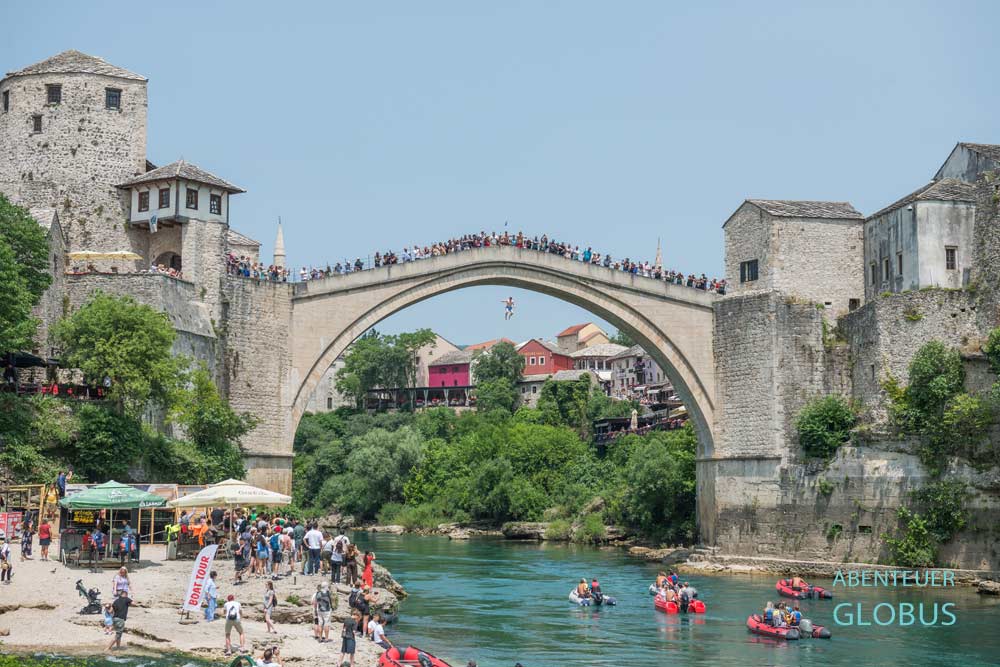 Brückenspringer von Mostar an der Alten Brücke Stari Most 