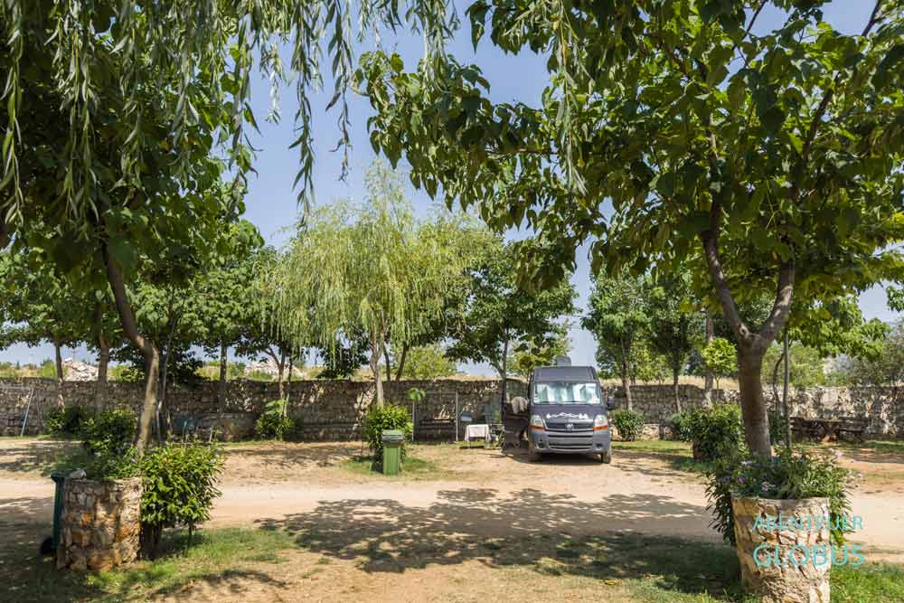 Die Stellplätze im oberen Areal vom Autokamp Blagaj sind parzellierte.