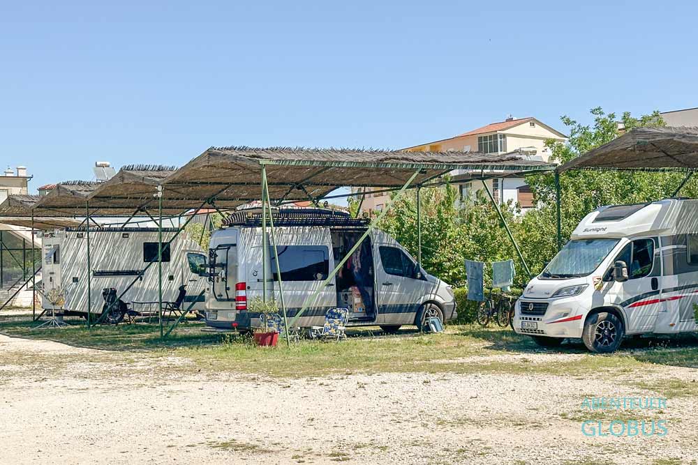 Berat: überdachte Stellplätze auf dem Campingplatz Camping Riverside