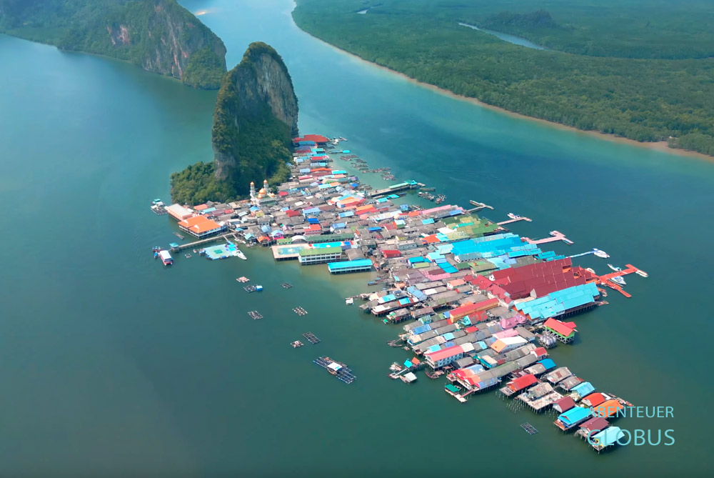 Muslimisches Fischerdorf Koh Panyee mit Moschee aus der Vogelperspektive