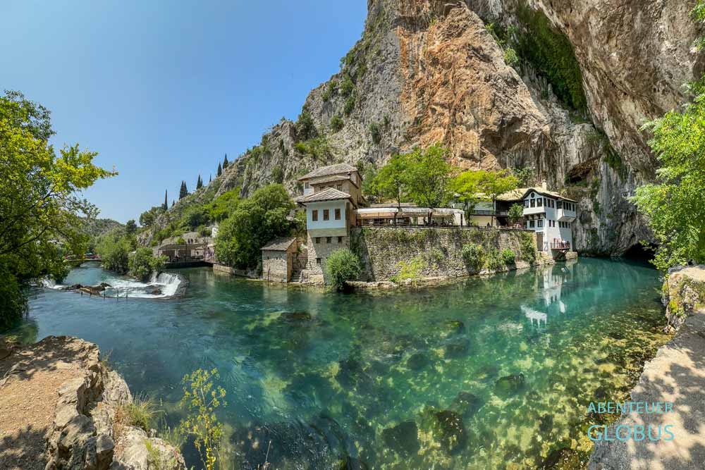 Kloster Blagaj unterhalb einer Felswand und an der Buna-Quelle (Vrelo Bune)