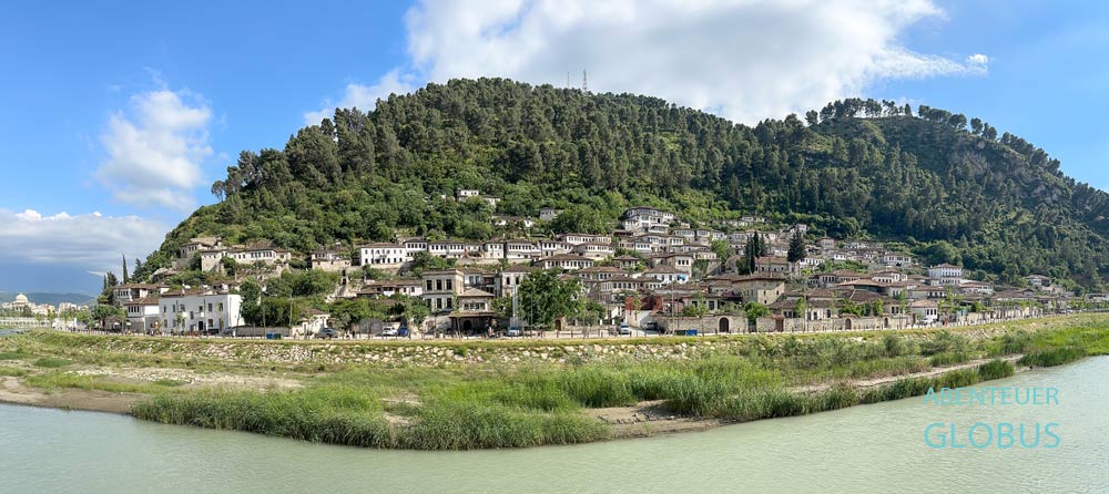 Berat: Viewpoint mit kleiner Plattform befindet sich im Kiefernwald auf dem rechten Berg im Foto.