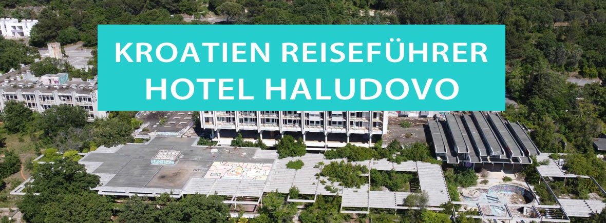 Luftaufnahme mit der Drohne vom Lost Place Hotel Haludovo auf der Insel Krk in Kroatien