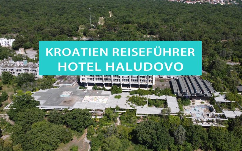 Luftaufnahme mit der Drohne vom Lost Place Hotel Haludovo auf der Insel Krk in Kroatien