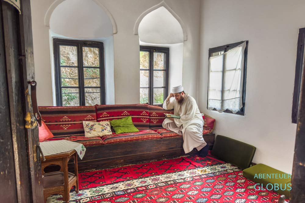 Kloster Blagaj (Blagaj Tekija): lesender Derwisch