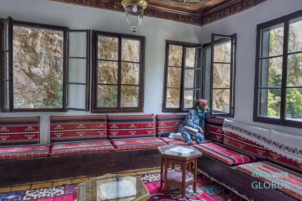 Besucherin im Kloster Blagaj