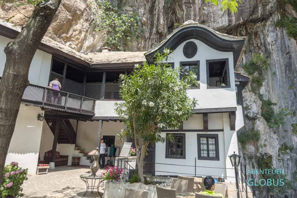 Innenhof vom Kloster Blagaj (Blagaj Tekija) am Fluss Buna