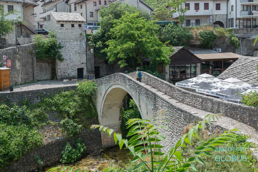 Die Krumme Brücke (bosnisch: Kriva Cuprija, englich: Crooked Bridge) im Westteil der Altstadt von Mostar