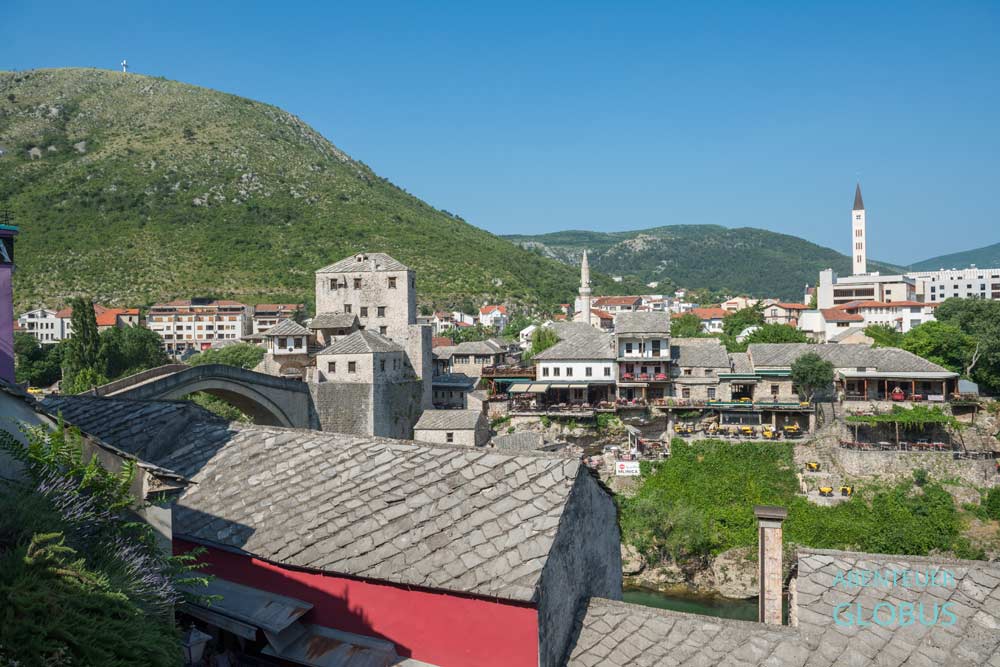 Mostar: Berg Hum mit dem Aussichtspunkt Milliennum Cross, Alte Brücke und Alter Basar