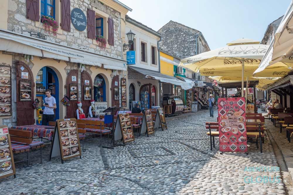  Ostteil der Altstadt von Mostar: Alter Basar Kujundziluk mit Restaurants