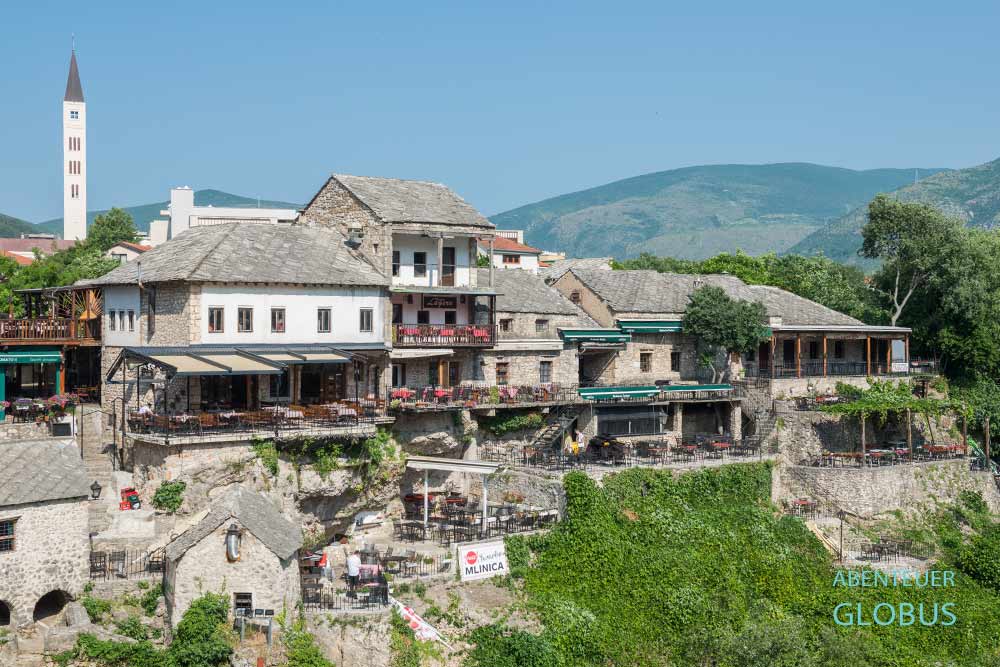 Westteil der Altstadt von Mostar und dominanter Glockenturm (Mostar Peace Bell Tower mit Aussichtsplattform) der Franziskanerkirche