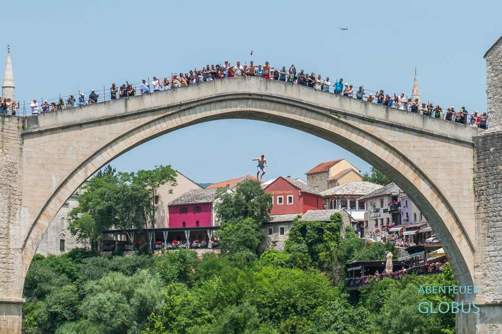 Mostar: Brückenspringer von der Alten Brücke Stari Most