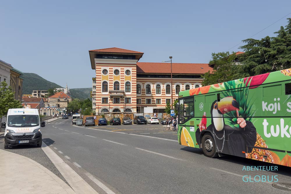 Mostar: Stadtbus in der Nähe der Musala-Brücke