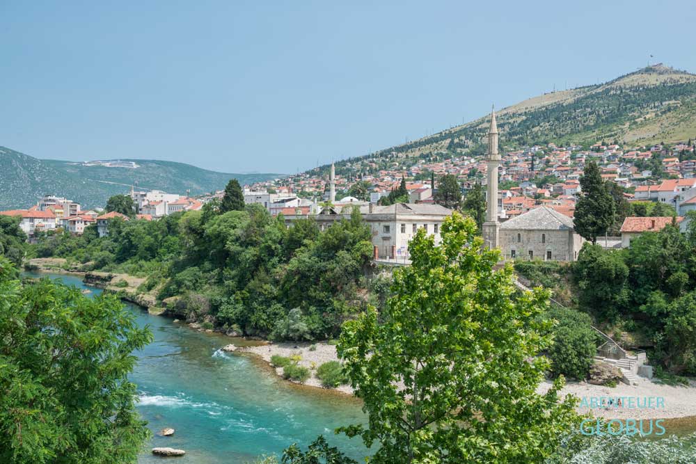 Mostar: Fluss Neretva und Altstadt mit Sinan Pasha Moschee 