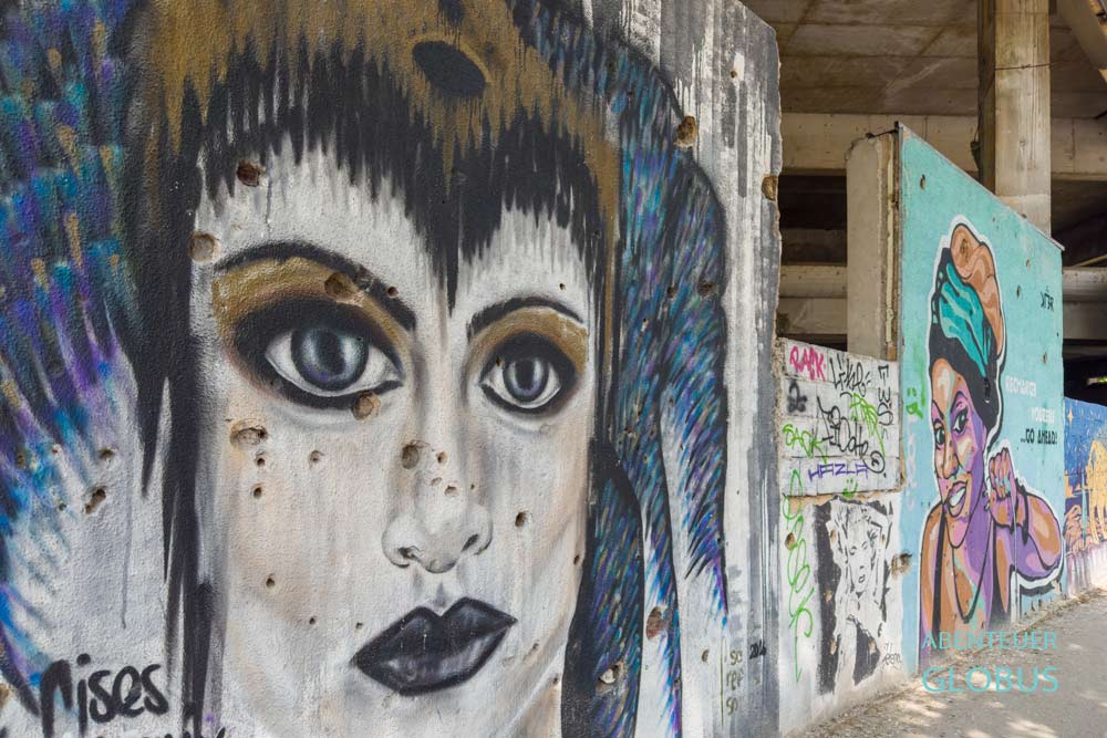 Graffiti am Scharfschützenturm (auch Sniper Tower), ehemals Gebäude der Ljubljanska Banka 