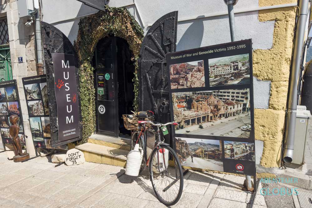 Eingang vom Museum of War and Genocide Victims 1992-1995 in Mostar