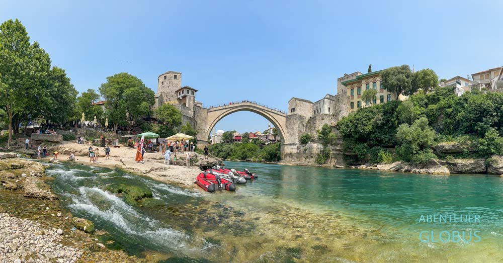 Alte Brücke Stari Most mit den Tara-, Halebrija- und der Hercegusa-Turm in Mostar