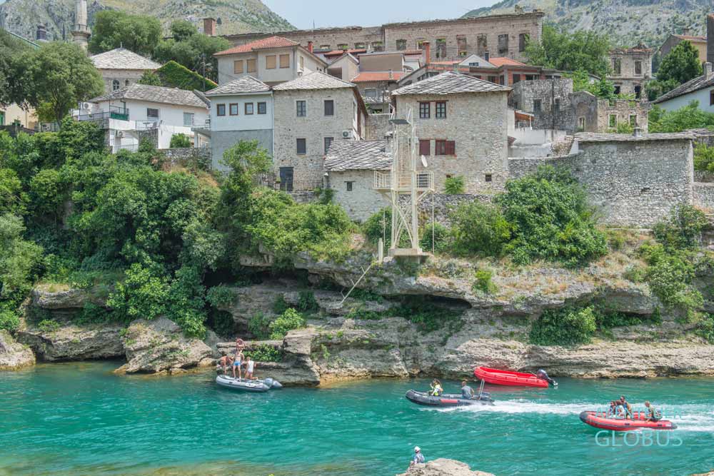 Mostar: Schlauchboottrips auf der Neretva gehen unter der Alten Brücke Stari Most durch.