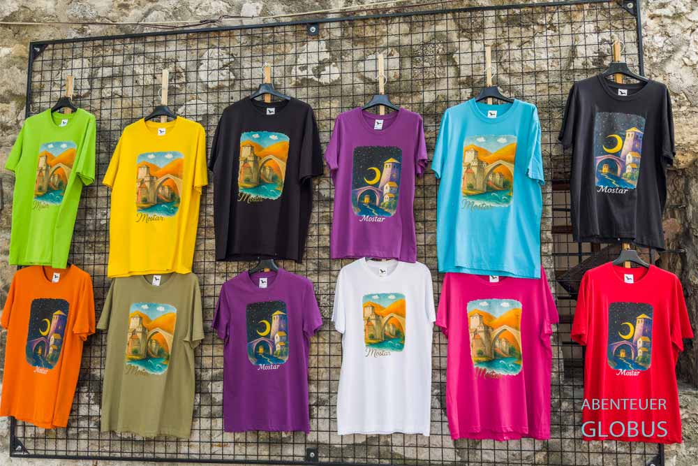 T-Shirts mit der Brücke Stari Most in der Altstadt