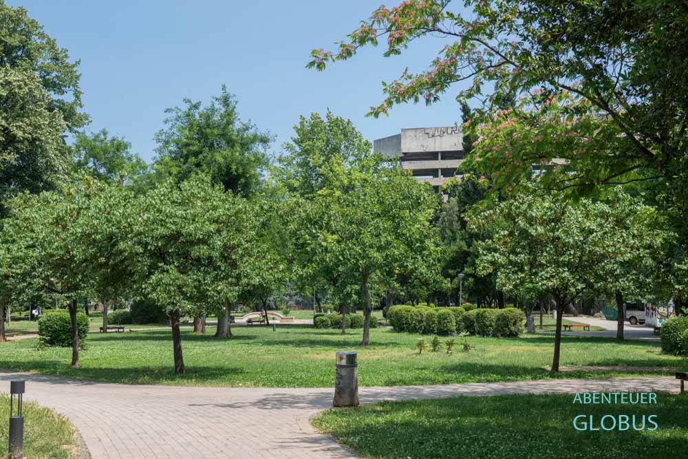Mostar: Für eine Pause von der Stadtbesichtigung bietet sich der Zrinjevac-Park am Sniper Tower an.