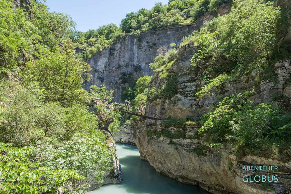 Aktivitäten am Osum Canyon: Wanderung über die Fußgängerbrücke Ura e Zaberzanit nahe Strand Plaza Osumi