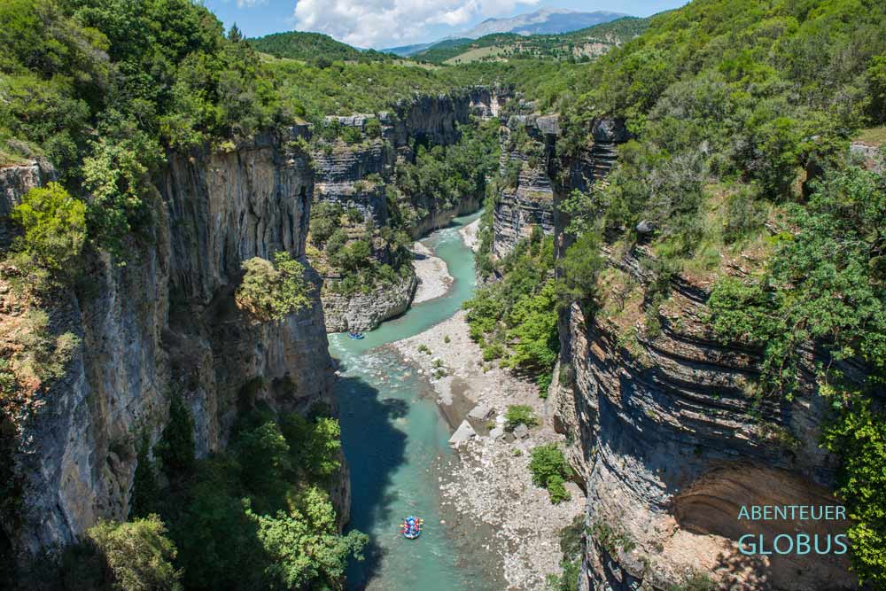 Region Skrapar, bei Corovoda: Wildwasserrafting zählt zu den Aktivitäten im Osum Canyon.