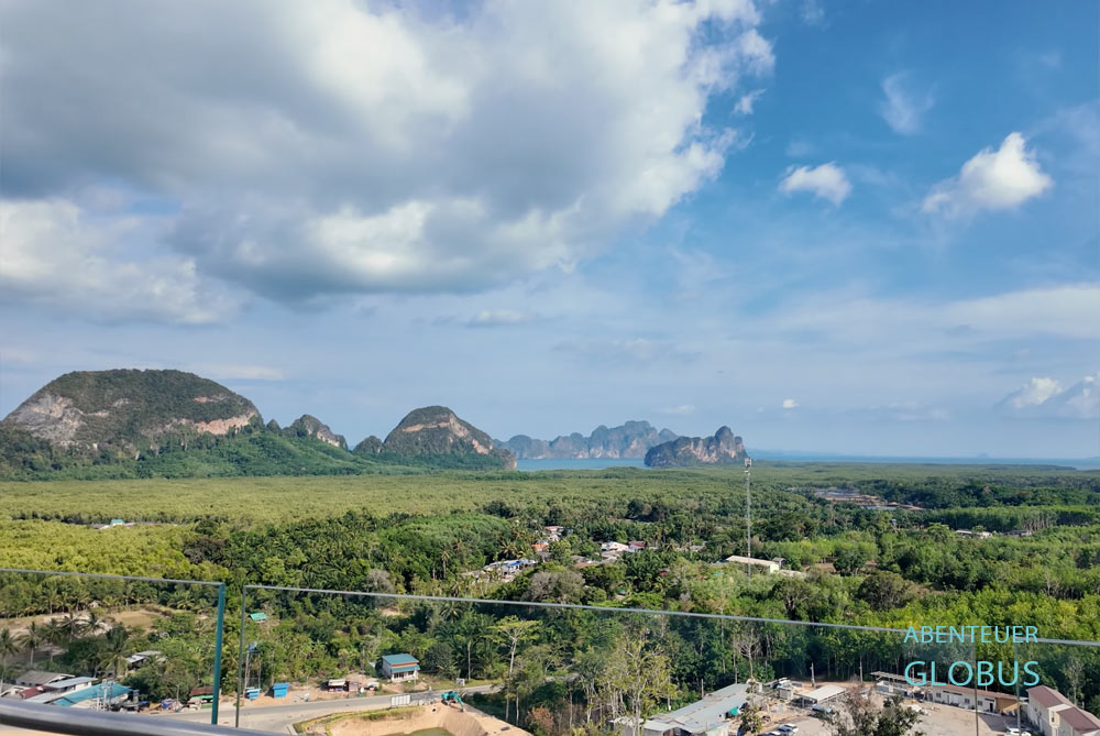 Aussicht nach links vom Beyond Skywalk Nangsi in die Bucht von Phang Nga